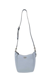 Borsa a spalla in pelle azzurra chiara con una texture liscia, parte superiore arcuata, tracolla regolabile e accento del logo dorato "GUESS".