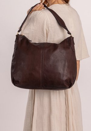 Stor brun læder skuldertaske med en buet form, glat tekstur og en justerbar rem med hardware i guldfarve.