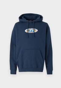 Sweatshirt bleu marine en tissu doux, doté d'une poche kangourou à l'avant et d'un design de logo orange et bleu au niveau de la poitrine.