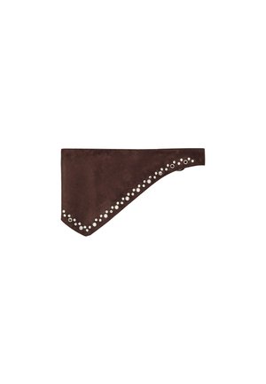 Brun ruskind trekantet bandana med sølvnitte detaljer langs to kanter, designet som et bærbart tilbehør.