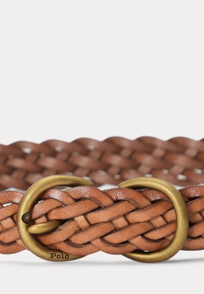 Cinturón trenzado de cuero marrón con hebilla en D de latón Antiguo y pequeño grabado "Polo" en la hebilla.