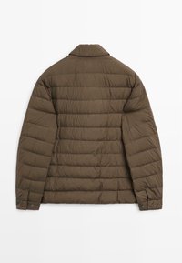 Pufjakke i olivengrøn, quiltet design med krave og knappede manchetter. Glat tekstur, letvægts med vandret syninger.