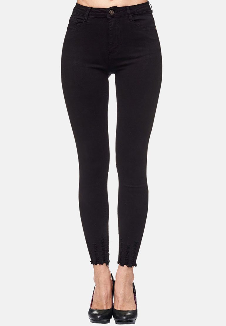 Jean skinny noir taille haute, avec des détails effilochés aux chevilles et une fermeture à bouton. Fabriqué en denim extensible.
