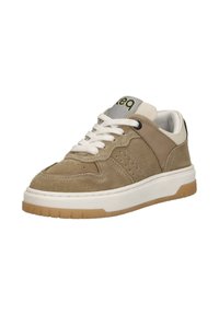Tan suède sneakers met crème accenten, witte veters, perforaties aan de zijkanten en een rubberen zool. Bevat een mesh-tong met een logo.