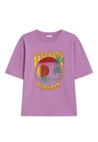 T-shirt in cotone viola con un design grafico che raffigura un tramonto, palme e una barca a vela, dalla silhouette rilassata e collo rotondo.