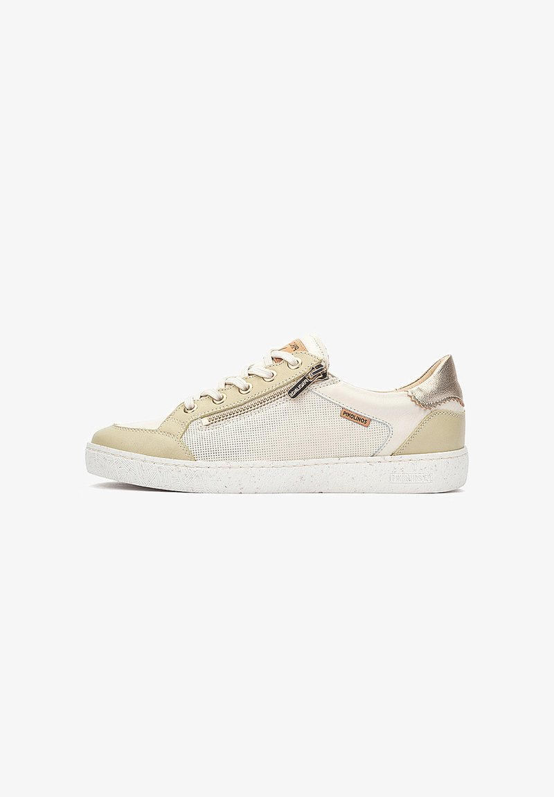 Afslappet beige og hvid lave sneakers med hvide snørebånd, sides lynlås, perforerede paneler og metalaccenteret hæl på hvid tekstureret sål.