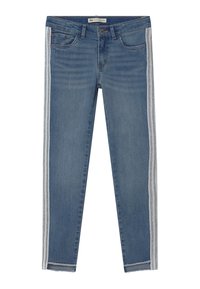 Pantalones vaqueros de mezclilla azul con un ajuste ceñido, que cuentan con detalles de rayas plateadas a lo largo de los lados y bajos deshilachados. Diseño clásico de cinco bolsillos.