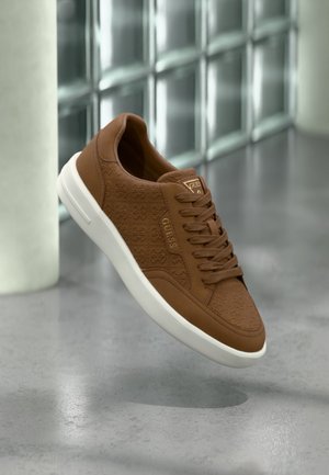 Guess, YUJEN3 - Tossud - brown