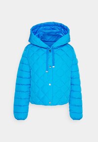 Ljusa blå, quiltad pufferjacka med huva, dragsko, främre tryckknappar och elastiska cuffar, visad mot en enkel vit bakgrund.