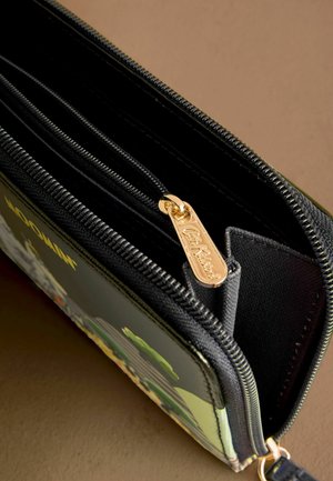 Schwarze Geldbörse mit Reißverschluss, die mehrere Fächer, goldene Hardware-Details und ein bunt gemustertes Äußeres aufweist.