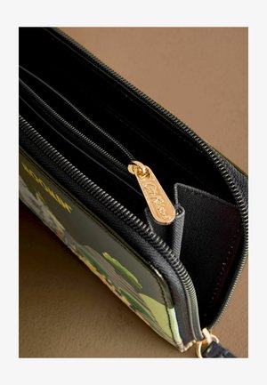 Schwarze Geldbörse mit Reißverschluss, die mehrere Fächer, goldene Hardware-Details und ein bunt gemustertes Äußeres aufweist.