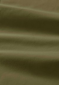 Tessuto verde oliva con una superficie morbida, caratterizzato da pieghe delicate e una superficie uniforme, indicativa di materiali tessili leggeri.