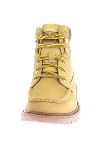 Stivale da lavoro in pelle gialla con occhielli metallici, lacci gialli, colletto imbottito e suola in gomma testurizzata dal design robusto.