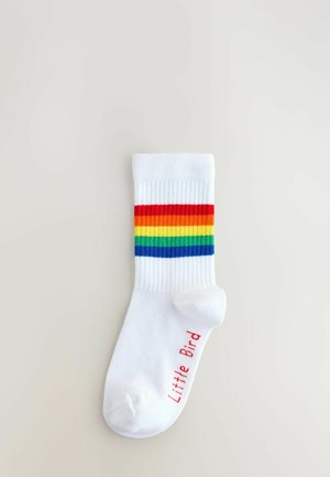 Baltos medvilnės kojinės su dryžuota vaivorykštės rašto spalvų schema: raudona, oranžinė, geltona, žalia ir mėlyna viršutinėje dalyje. Raudonai spausdinta užrašas "Mažasis paukštis".