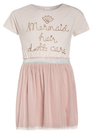 Lyserød stribet kjole med kortærmet top, der har teksten "Mermaid hair don't care" i guldtråd og en blød tylskørt. Sølv detaljer i taljen.