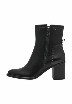 Schwarze Leder-Ankle-Boots mit runder Spitze, seitlichem Reißverschluss und genoppten Akzenten. Sie verfügen über einen klobigen Absatz und eine glatte Textur.