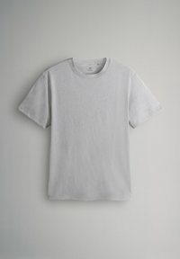 Svetlošedé bavlnené tričko s krátkymi rukávmi, okrúhlym výstrihom a voľným strihom. Tkanina pôsobí mäkko a má súvislú textúru. Bez vzorov alebo grafiky.