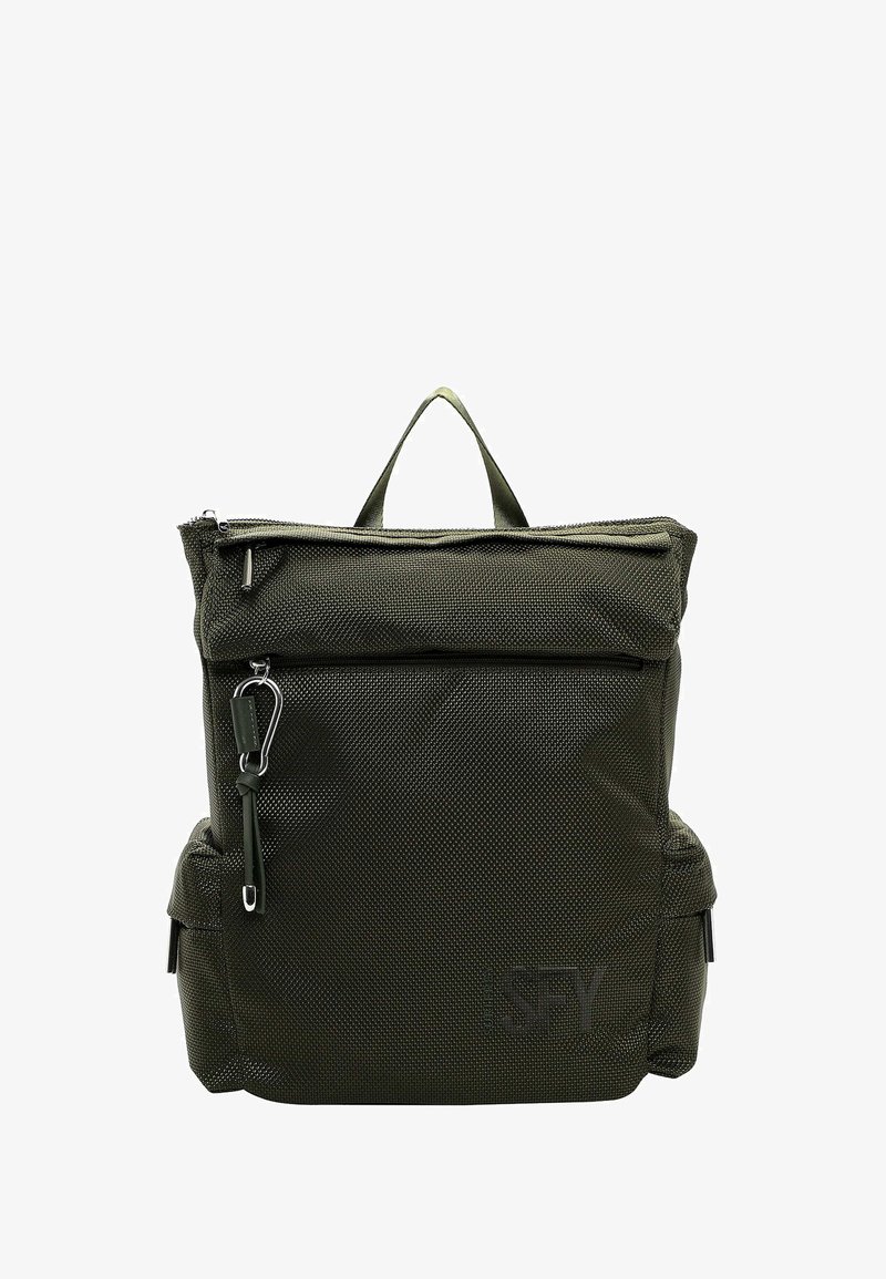 Oliveza zaļa mugursoma, izgatavota no strukturēta neilona, ar rāvējslēdzēja augšu, priekšējo kabatu, sānu nodalījumiem un nesēja rokturi.