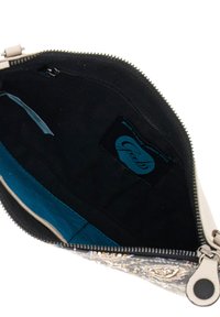 Borsetta con zip in tessuto testurizzato con motivo floreale e dettagli beige. L'interno presenta una fodera nera e un tessuto blu a contrasto.