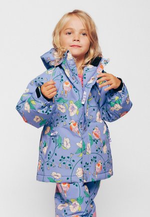 Lila wasserdichte Jacke mit Blumen- und Vogelmustern, ausgestattet mit einer Kapuze, einem Reißverschluss und elastischen Bündchen. Kombiniert mit passenden Hosen.