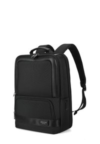 Zaino nero con tessuto testurizzato, forma rettangolare, spallacci imbottiti, manico superiore e doppi scomparti con zip.