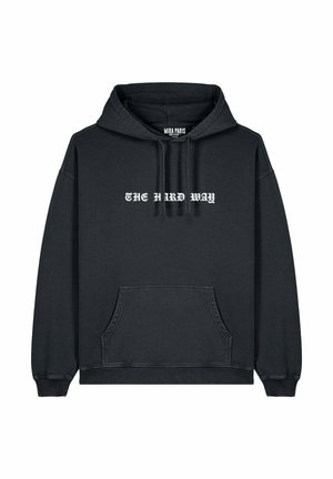 Sweat-shirt à capuche noir avec une poche frontale, arborant un texte blanc qui dit "THE HARD WAY." Tissu simple et texturé avec des poignets côtelés.