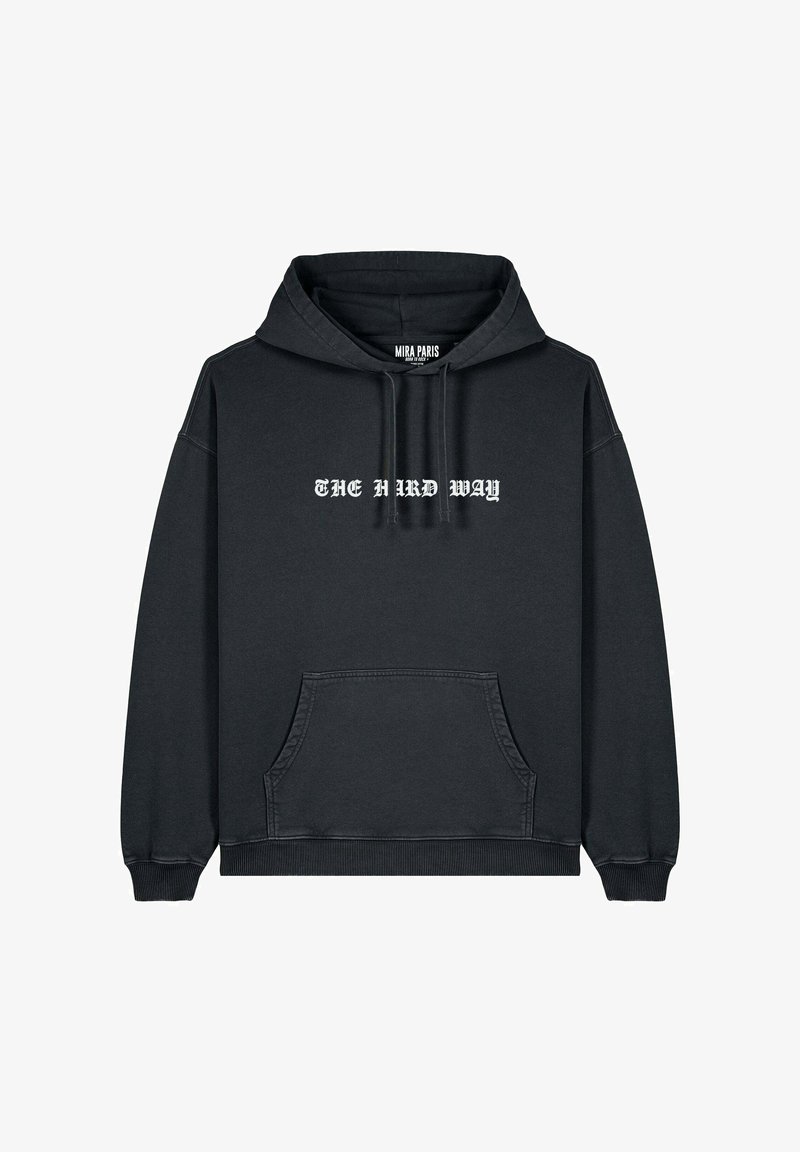 Sweat-shirt à capuche noir avec une poche frontale, arborant un texte blanc qui dit "THE HARD WAY." Tissu simple et texturé avec des poignets côtelés.