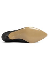 Musta nahkainen korkokenkä, jossa on terävä kärki, sileä pinta ja vaalea beige kumipohja, jossa on painettu brändityyli.