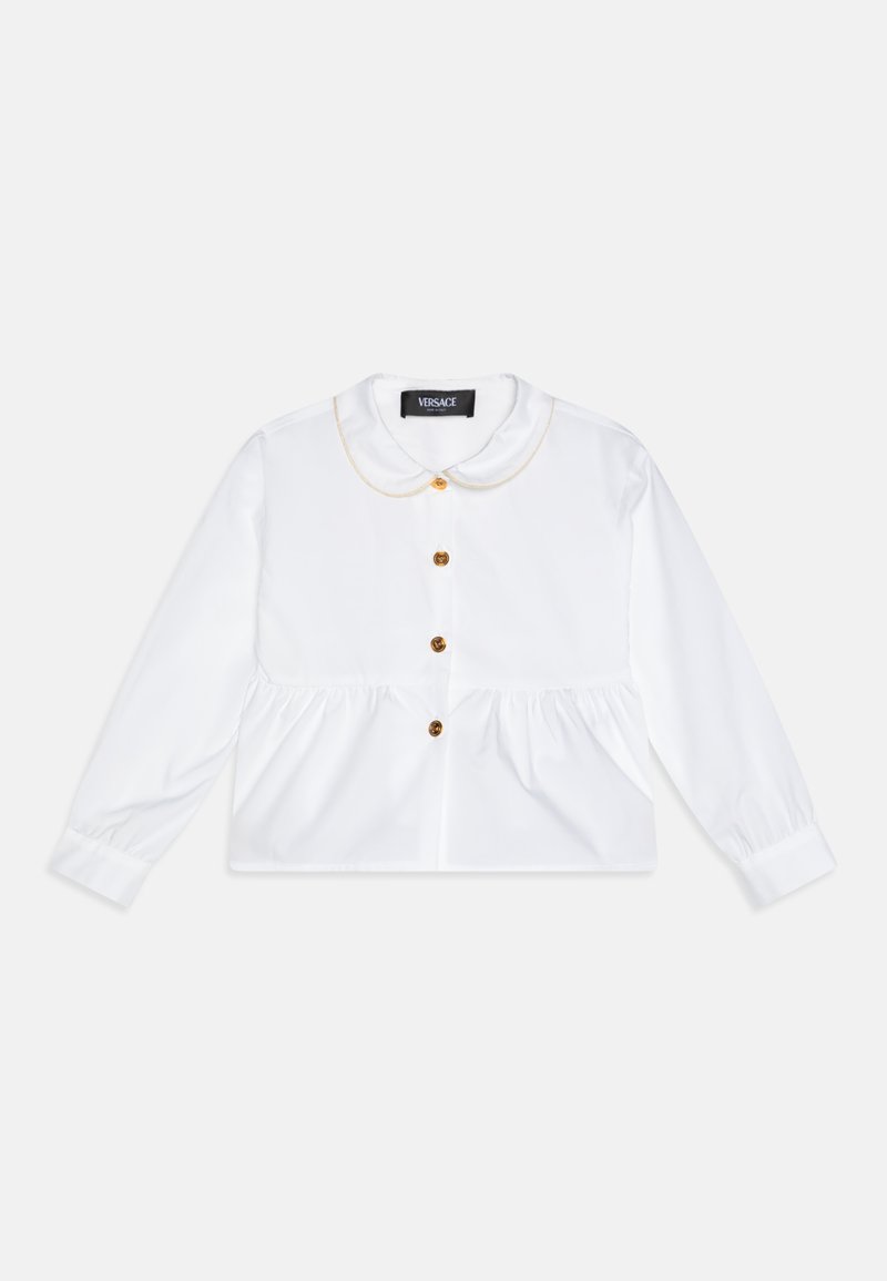 Blusa branca de manga longa com colarinho redondo, fecho frontal com botões e cintura franzida. Apresenta acabamentos dourados e botões castanhos. Textura suave.