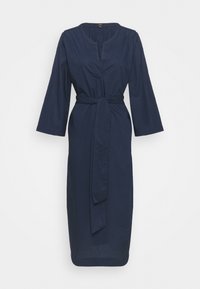 Robe midi bleu marine avec manches trois-quarts, encolure en V et ceinture assortie en tissu nouée à la taille.