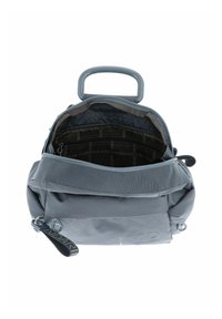 Sac à dos gris avec une poignée renforcée, un dessus zippé et un tissu texturé. L'intérieur présente un motif de logo et une petite poche zippée.