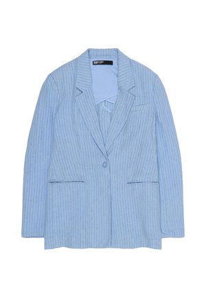 Svetlomodrý blazer s tenkými prúžkami, výstrihom s výrezom, zapínaním na jedno gombík a prednými vreckami na rovnej ploche na bielom pozadí.