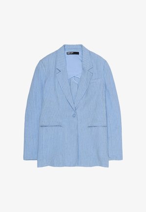 Svetlo modro blazer z drobnimi črtami, z zarezanim reverjem, zapenjanjem na en gumb in sprednjimi žepki, položen na belem ozadju.