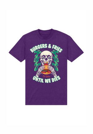 Lilla T-shirt med et grafik af et kranium der holder en burger og pomfritter, med teksten "BURGERS & FRIES UNTIL WE DIE" i fed hvid og grøn.