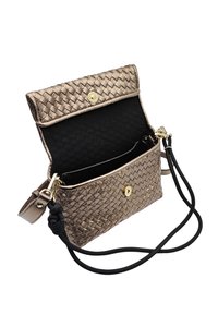 Sac à main en bronze métallique tissé avec un intérieur noir, doté d'une fermeture à pression, d'une bandoulière réglable et d'une poche latérale zippée.