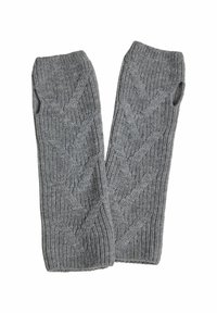 Een paar grijze gebreide vingerloze handschoenen met een geribd en chevronpatroon, voorzien van duimopeningen.