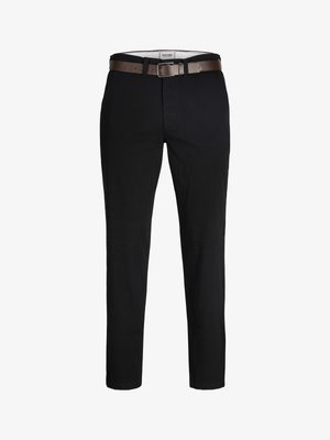 Pantalon en coton noir avec une coupe droite, doté d'une ceinture en cuir marron et d'une texture lisse. Design simple, sans motifs ni accents visibles.