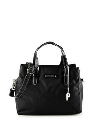 Schwarze Handtasche mit zwei Griffen, abnehmbarem Schulterriemen, silberner Schnalle und metallischem "P"-Anhänger auf der Vorderseite vor weißem Hintergrund.