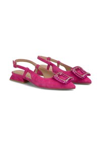 Scarpe slingback in suede rosa con punta affilata, tacco basso e un dettaglio con fibbia decorata con pietre rosa.
