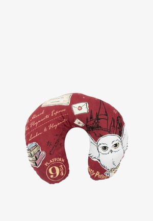 Cuscino da viaggio a forma di U di colore rosso, con illustrazioni stampate che includono un gufo, una bacchetta, libri e dettagli testuali "Platform 9¾". Texture morbida del tessuto.