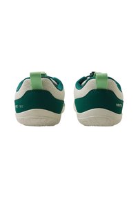 Zielono-białe buty z siateczkową cholewką, teksturowanymi akcentami, gumową podeszwą oraz tylnymi uchwytami. Charakteryzują się logo Reima po boku.