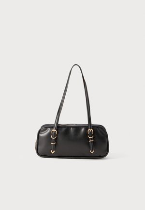 Schwarze Ledertasche mit rechteckiger Form, doppelten oberen Griffen, Akzenten in goldfarbener Hardware und einer glatten, glänzenden Oberfläche.