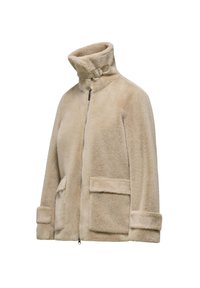 Beige nepbont jas met een hoge kraag, rits aan de voorkant en twee voorzakken. Heeft opgerolde mouwen en een gespdetail op de kraag.