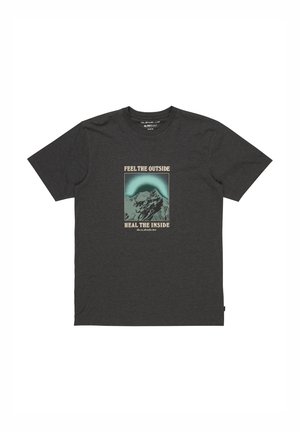 T-shirt en coton gris foncé avec un imprimé graphique de montagnes et le texte "Ressentez l'extérieur" et "Guérissez l'intérieur" en crème.