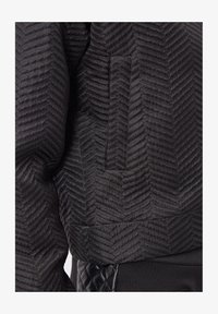 Seleccionado, black