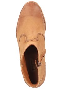 Tan semišové kotníkové boty s kulatou špičkou, dekorativním prošíváním a bočním zipem. Interiér ukazuje označenou stélku a hladkou texturu.