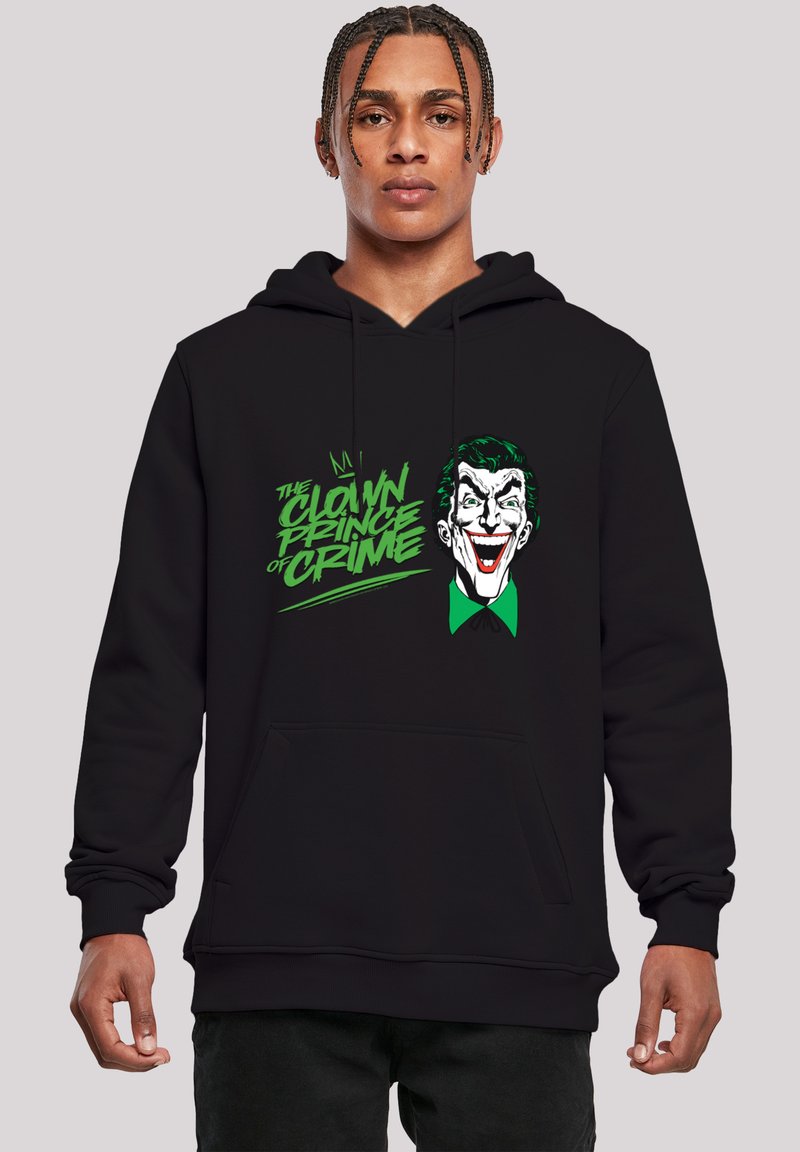 Svart hettegenser med et grafisk trykk av en klonekarakter med grønne aksenter, teksten "The Clown Prince of Crime", og en lomma foran.