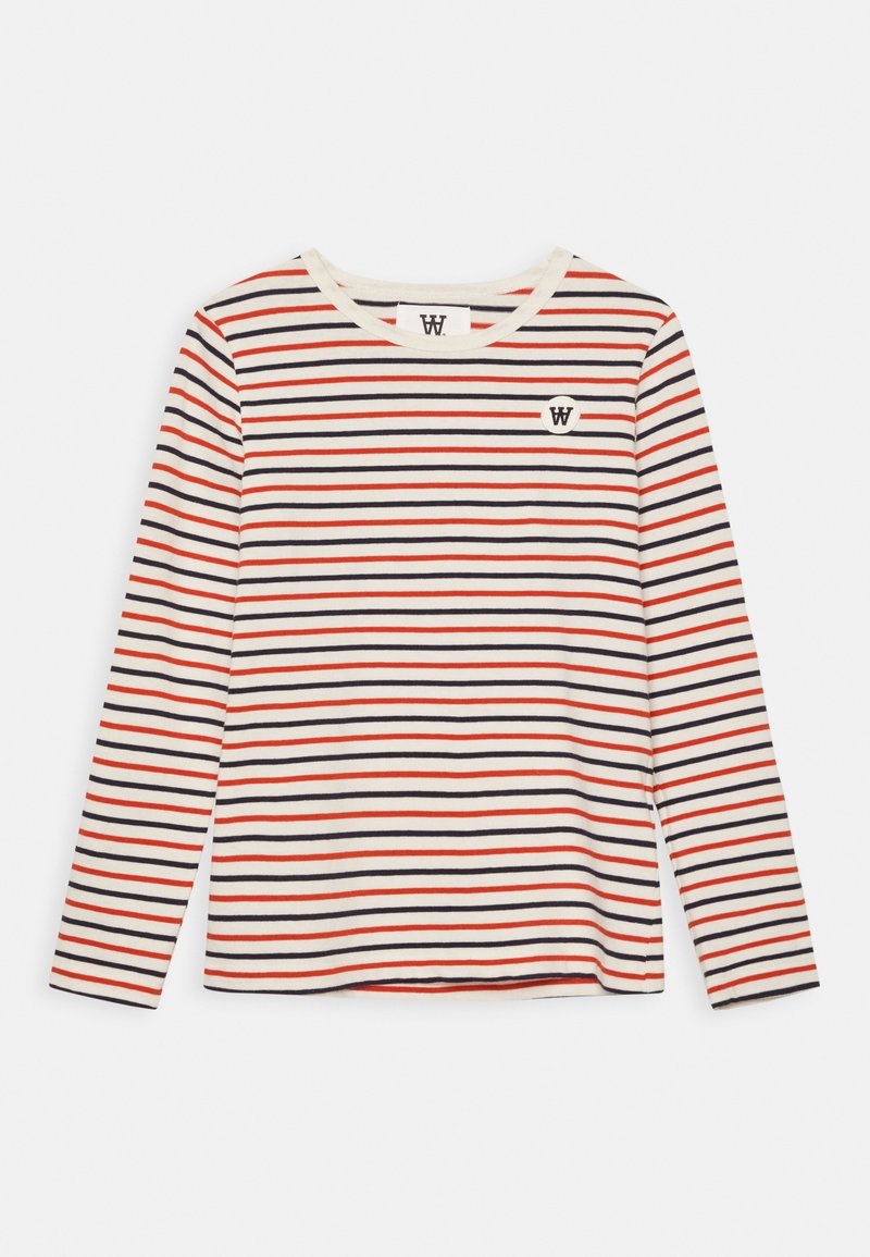 Maglietta a maniche lunghe color crema con strisce orizzontali rosse e nere, collo rotondo e piccolo logo nero sul petto a sinistra.