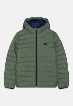 Veste matelassée verte à capuche avec fermeture éclair à l'avant et petit logo patch noir sur la poitrine, présentée à plat sur fond blanc.