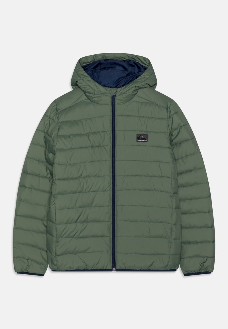Veste matelassée verte à capuche avec fermeture éclair à l'avant et petit logo patch noir sur la poitrine, présentée à plat sur fond blanc.